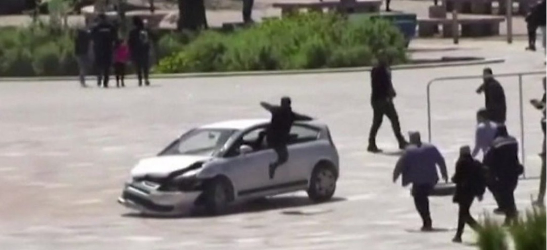 Nevjerovatne scene iz centra Tirane. Vozač se automobilom zaletio u pješačku zonu - slika 1